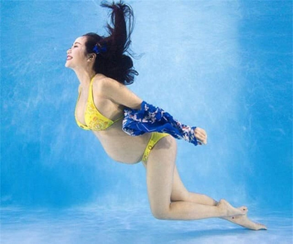 Dù đang mang thai, Ốc Thanh Vân vẫn rất chịu chơi khi chụp hẳn bộ ảnh dưới nước.