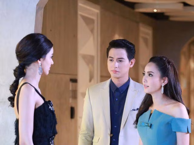 Vach mat tuong dan ong trang hoa da tinh tieu nhan