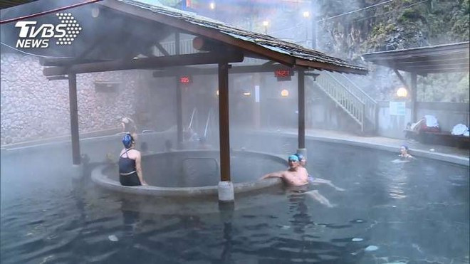 Cu ong U80 dot tu khi tam suoi nuoc khoang nong