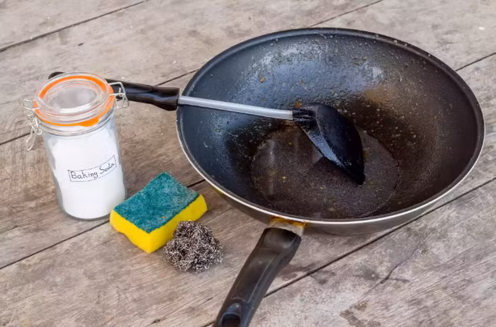 Nồi và chảo Nếu bạn quá mệt mỏi khi phải rửa sạch nồi và chảo cáu bẩn, hãy sử dụng baking soda để loại bỏ các vết bẩn cứng đầu. Baking soda vừa là cách làm sạch vết bẩn và khử mùi hiệu quả.
