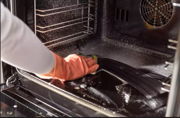 Lò nướng Sử dụng baking soda chính là cách làm sạch lò nướng đơn giản nhất mà bạn từng áp dụng. Baking soda có thể giúp xử lý các vết bẩn cứng đầu trong lò nướng trong thời gian ngắn nhất. Cách làm rất đơn giản: sử dụng một chai nước để phun nước pha baking soda vào bên trong lò nước và để một thời gian ngắn rồi lau lại bằng khăn ẩm.