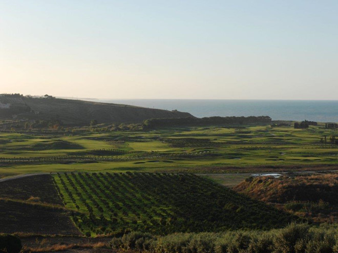 Khuôn viên khu nghỉ dưỡng có rất nhiều vườn cam và cây ô liu. Mỗi khách VIP tại đây sẽ được tặng một chai dầu ô liu nguyên chất, được sản xuất tại Verdura.