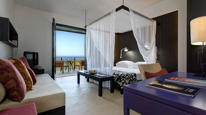 Một căn phòng sang trọng với chiếc giường cỡ lớn cùng ban công ngắm cảnh sân golf và bãi biển có giá khoảng 600 USD/đêm.