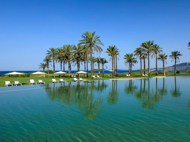 Bãi biển riêng cùng những hồ bơi rộng lớn chính là điểm thu hút, hấp dẫn của khu nghỉ dưỡng này.