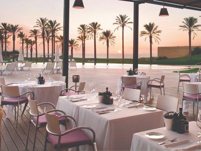 Nhà hàng thanh lịch, trang nhã dưới hiên nhà không những phục vụ đa dạng các món ăn truyền thống Italy, mà còn là nơi để thực khách đắm mình vào cảnh sắc chiều tà bên bờ đại dương.