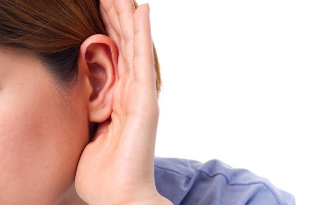 Nghe kém ở một bên tai: Mất thính lực ở một tai có thể do nhiều vấn đề như chấn thương, nhiễm trùng hoặc tích tụ chất lỏng trong tai gây ra. Tuy nhiên, một số trường hợp này cũng có thể là do khối u thần kinh âm thanh lành tính phát triển trên dây thần kinh của tai trong. Theo Ariel B. Grobman, bác sĩ chuyên khoa Tai - Mũi - Họng tại Nam Florida (Mỹ), 90% bệnh nhân mắc u thần kinh âm thanh cho biết họ bị mất thính lực một bên, 80% bị ù một bên tai. Do vậy, nếu bạn thấy bất kỳ triệu chứng trên xuất hiện, hãy đi khám ngay, đồng thời tiến hành chụp chiếu tai để chẩn đoán chính xác vấn đề đang gặp phải. Ảnh: Indiatimes.