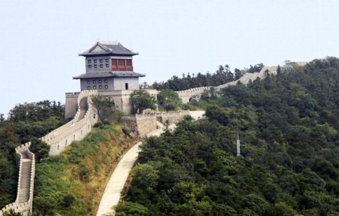 Làng Hoa Tây thậm chí còn xây dựng một phần của Vạn Lý Trường Thành. (Nguồn ảnh: Xinhua)