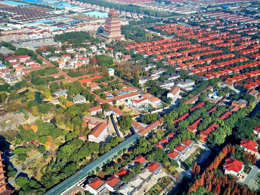 Ngôi làng có khoảng 2.000 nhân khẩu, trong đó hơn 20.000 lao động nhập cư. Mỗi năm, làng Hoa Tây đón tiếp tới hơn 2 triệu lượt du khách đến tham quan. (Nguồn ảnh: Dwnews)