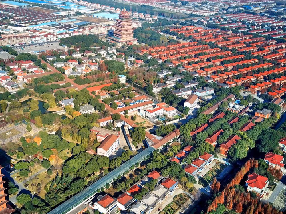 Ngôi làng có khoảng 2.000 nhân khẩu, trong đó hơn 20.000 lao động nhập cư. Mỗi năm, làng Hoa Tây đón tiếp tới hơn 2 triệu lượt du khách đến tham quan. (Nguồn ảnh: Dwnews)