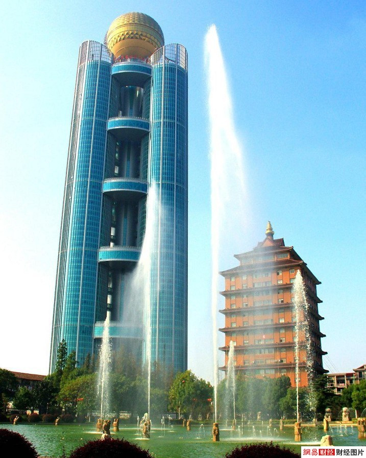 Năm 2011, ngôi làng đã chi ra 3 tỷ nhân dân tệ (tương đương 10.130 tỷ đồng) xây dựng tòa nhà chọc trời 72 tầng, cao 328 m. Đây được xem là biểu tượng của làng Hoa Tây. (Nguồn ảnh: Sohu)