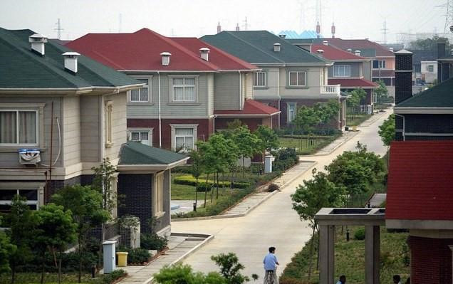 Năm 2003, Hoa Tây trở thành ngôi làng đầu tiên tại Trung Quốc có mức tổng thu nhập là 150 triệu USD (tương đương 3.300 tỷ đồng). Trong làng còn có riêng một công ty công nghiệp đa ngành được niêm yết trên thị trường chứng khoán với giá trị khoảng 6,5 tỷ Euro (tương đương 162.000 tỷ đồng). (Nguồn ảnh: Dwnews)