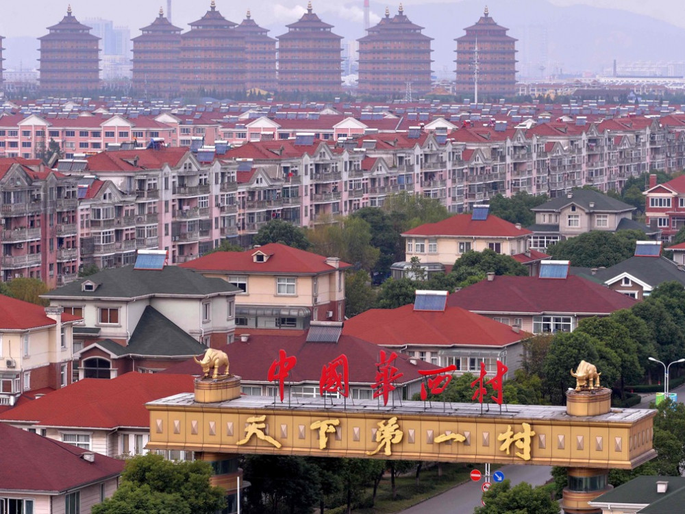 Làng Hoa Tây được thành lập năm 1961. Cựu bí thư của làng là ông Ngô Nhân Bảo - người đã quyết tâm biến đổi làng từ một vùng quê nghèo trở thành một cộng đồng dân cư hiện đại. (Nguồn ảnh: Dwnews)