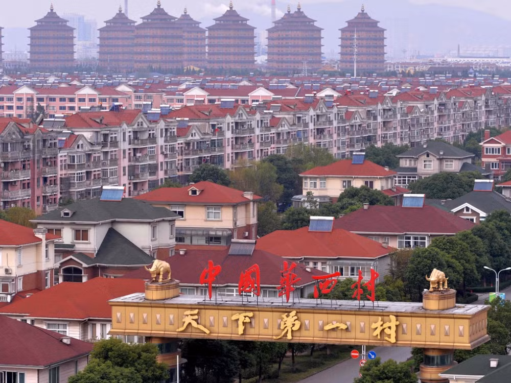 Làng Hoa Tây được thành lập năm 1961. Cựu bí thư của làng là ông Ngô Nhân Bảo - người đã quyết tâm biến đổi làng từ một vùng quê nghèo trở thành một cộng đồng dân cư hiện đại. (Nguồn ảnh: Dwnews)