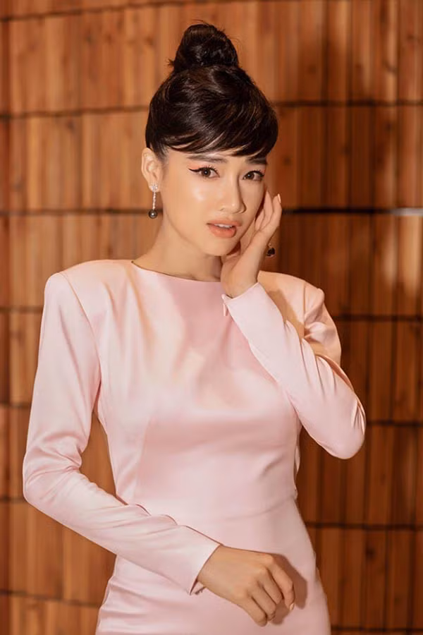 Trong sự kiện mới đây, Nhã Phương gây chú ý khi chi mạnh tay cho phụ kiện. Nhẫn và bông tai mà Nhã Phương chọn có chất liệu vàng trắng, kim cương và ngọc trai đen quý hiếm.