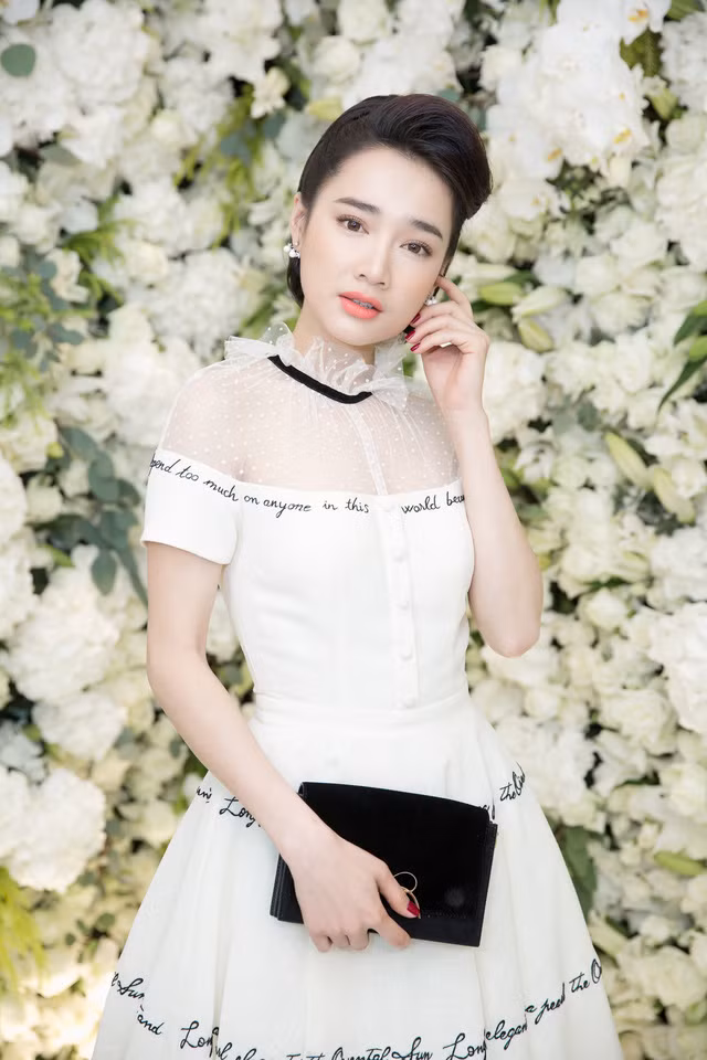 Thế nhưng, từ sau khi kết hôn với Trường Giang , người đẹp đã lột xác thay đổi hình ảnh của bản thân. Từ một Nhã Phương giản dị, bà xã Trường Giang đã ăn vận táo bạo và chăm chỉ diện đồ hiệu hơn. Thời gian gần đây, Nhã Phương nhận được sự chú ý của nhiều người với phong cách thời trang táo bạo, thường xuyên o ép ngực đầy nóng bỏng. Cô nàng cũng thường xuyên yêu thích đồ phụ kiện, điều mà trước đó Nhã Phương ít khi sử dụng. Có vẻ như cô nàng đã mạnh tay hơn trong việc sắm sửa trang phục và phụ kiện.