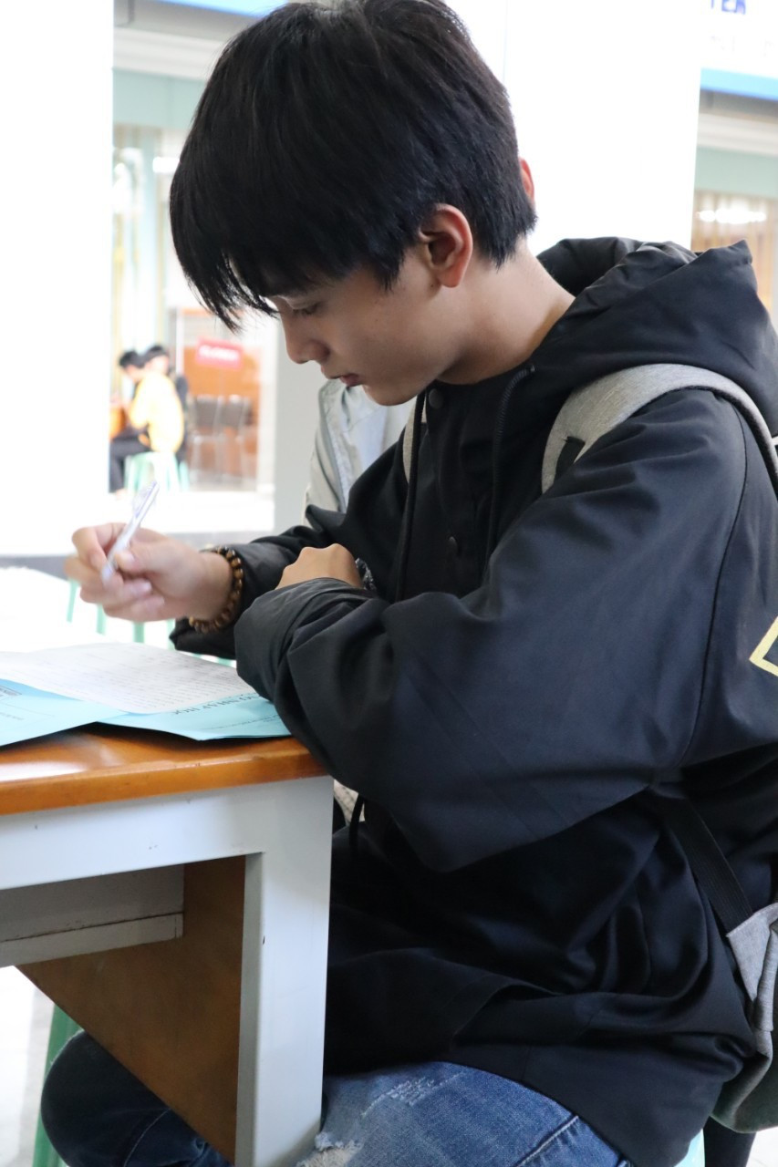 Nam sinh dep trai “sieu cap” di nhap hoc khien chi em dung hinh-Hinh-2