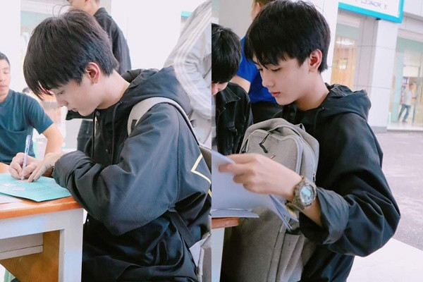 Nam sinh dep trai “sieu cap” di nhap hoc khien chi em dung hinh