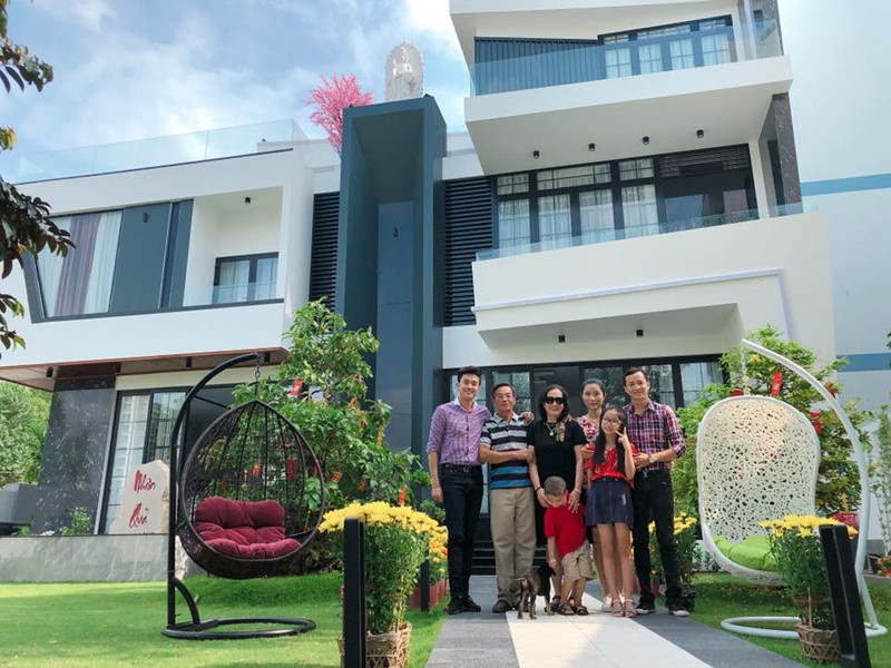 Đặc biệt, căn biệt thự còn nằm trên khu đất "đắc địa" với 2 mặt tiền rộng rãi, thoáng mát.