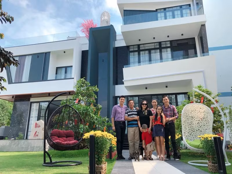 Đặc biệt, căn biệt thự còn nằm trên khu đất "đắc địa" với 2 mặt tiền rộng rãi, thoáng mát.