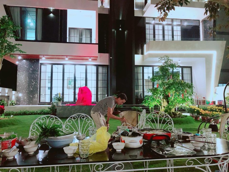 Đây là nơi để cả đại gia đình anh cùng nhau sum vầy, nấu những bữa tiệc ngoài trời.