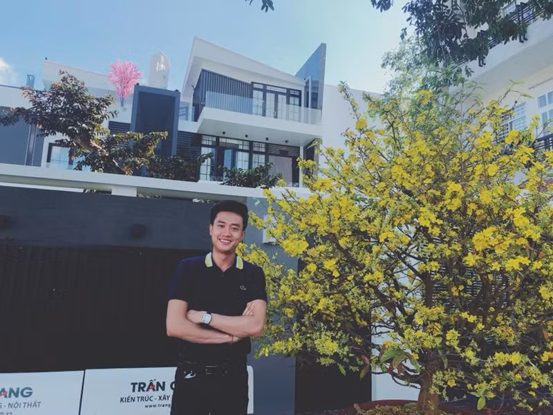 Được biết, Quốc Trường vừa hoàn thành ngôi biệt thự lớn tại Cần Thơ để tặng bố mẹ. Nam diễn viên tiết lộ, anh mua đất và xây nhà hết 25 tỷ đồng. Ngoài ra, anh còn bỏ thêm 10 tỷ để hoàn thiện phần nội thất.