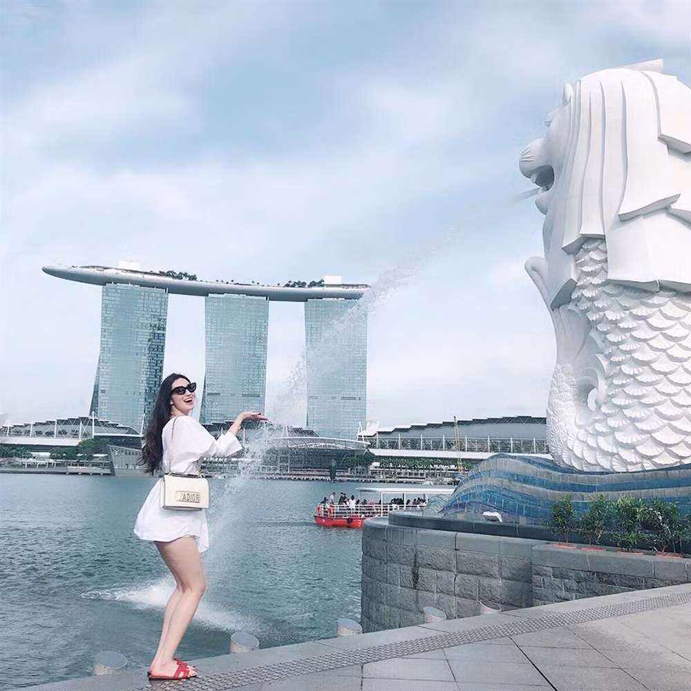 Khánh My tạo dáng tinh nghịch khi đi du lịch.