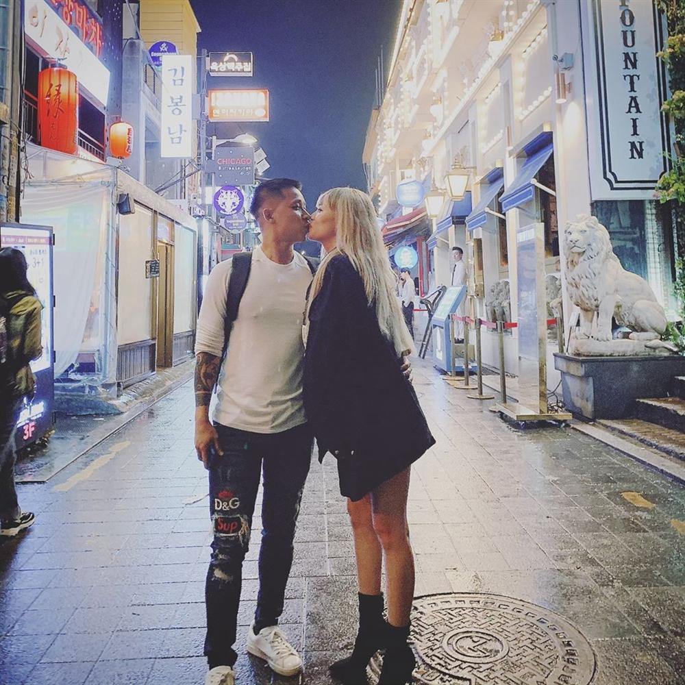 Lê Hoàng đăng ảnh khóa môi bà xã Việt Huê trên phố: "Một năm nữa là tròn 10 năm", góp mặt trong tin sao Việt.