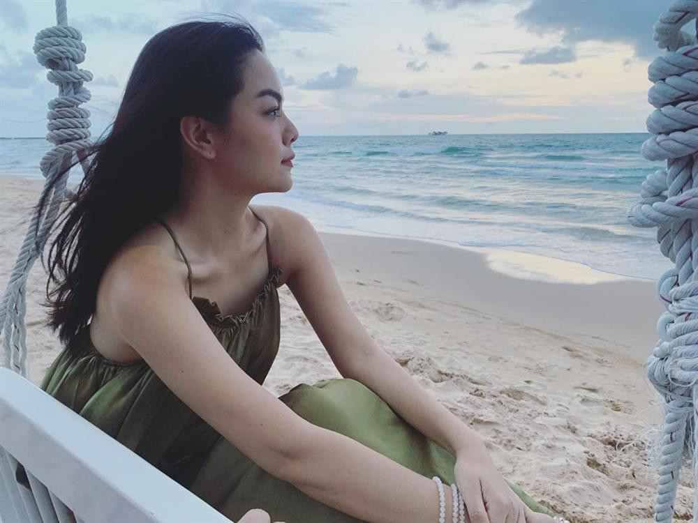 Phạm Quỳnh Anh thư giãn ngắm biển nhưng ai cũng xót xa khi nhìn thân hình gầy lộ rõ xương quai xanh của cô.