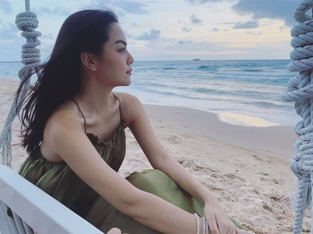 Phạm Quỳnh Anh thư giãn ngắm biển nhưng ai cũng xót xa khi nhìn thân hình gầy lộ rõ xương quai xanh của cô.
