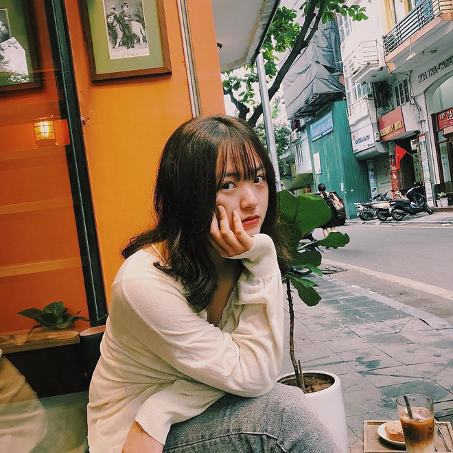 Minh Khôi không ít lần chia sẻ rằng rất tự hào về em gái. Trong mắt 9X, em gái là người kiên trì, cố gắng bằng mọi giá để theo đuổi đam mê. Không chỉ giỏi giang, Linh Chi còn có ngoại hình xinh đẹp tự nhiên, gương mặt tròn bầu bĩnh, đôi mắt to và nhìn rất giống anh của mình.