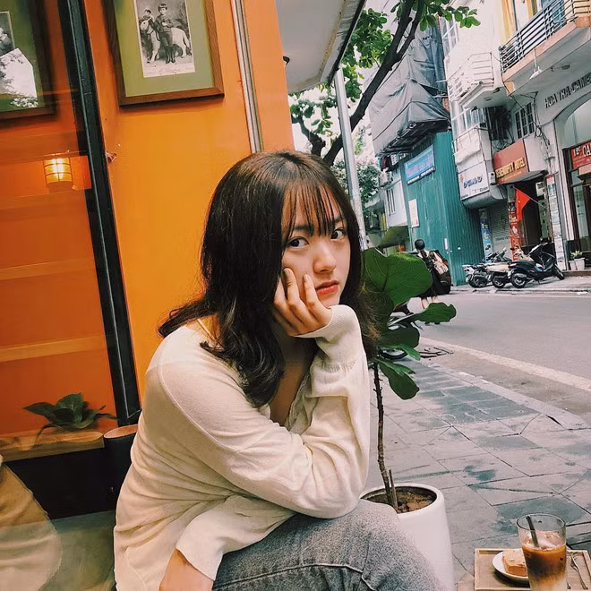 Minh Khôi không ít lần chia sẻ rằng rất tự hào về em gái. Trong mắt 9X, em gái là người kiên trì, cố gắng bằng mọi giá để theo đuổi đam mê. Không chỉ giỏi giang, Linh Chi còn có ngoại hình xinh đẹp tự nhiên, gương mặt tròn bầu bĩnh, đôi mắt to và nhìn rất giống anh của mình.