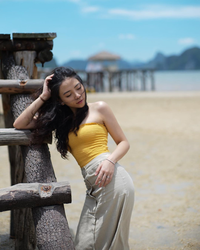 Đặng Tiểu Tô Sa thu hút sự chú ý của dân mạng nhờ ngoại hình xinh xắn, body cân đối và gu thời trang cá tính. Cô mới tốt nghiệp chuyên ngành Quản lý khách sạn tại Australia. Nhiều lần chia sẻ trên trang cá nhân, Tô Sa luôn khẳng định người mà cô hâm mộ và cũng là mẫu đàn ông lý tưởng trong mắt cô, không ai khác chính là anh trai Văn Quỳnh.