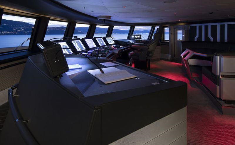 Đề phóng sự cố xảy ra, đơn vị sản xuất Aviva đã lắp đặt cửa chắn nước và bọc thép cho hai cabin phía trước và buồng lái. Ảnh: Koha.