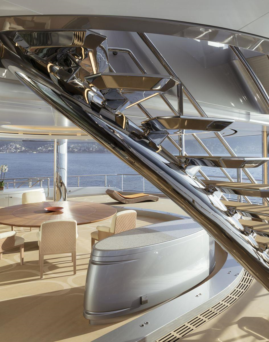 Aviva nổi bật với thiết kế hiện đại, chan hòa với thiên nhiên khi được trang bị bằng 2 vật liệu chính là kính và thép không gỉ. Siêu du thuyền có 6 cabin, bể bơi ngoài trời, sân tennis, phòng tập thể hình... Ảnh: Yachtharbour.