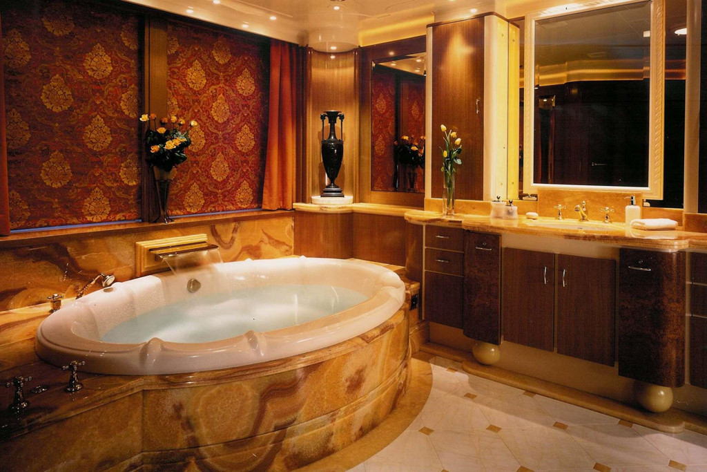 "Aviva không chỉ là văn phòng, nó còn là nhà của tôi. Bởi vậy, tôi muốn có cảm giác vừa yên tĩnh để làm việc lại vừa thư giãn", ông Joe Lewis nói. Ảnh: Feadship.