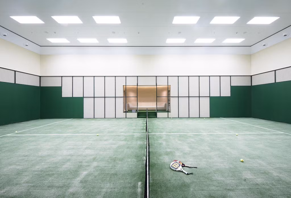 Điểm nhấn đặc biệt của con thuyền là phòng chơi tennis dài 20 m, rộng 10 m và cao 6,7 m. Nơi đây cũng có thể biến thành phòng tập gym cho chủ sở hữu và thủy thủ đoàn. Ảnh: Yachtharbour.