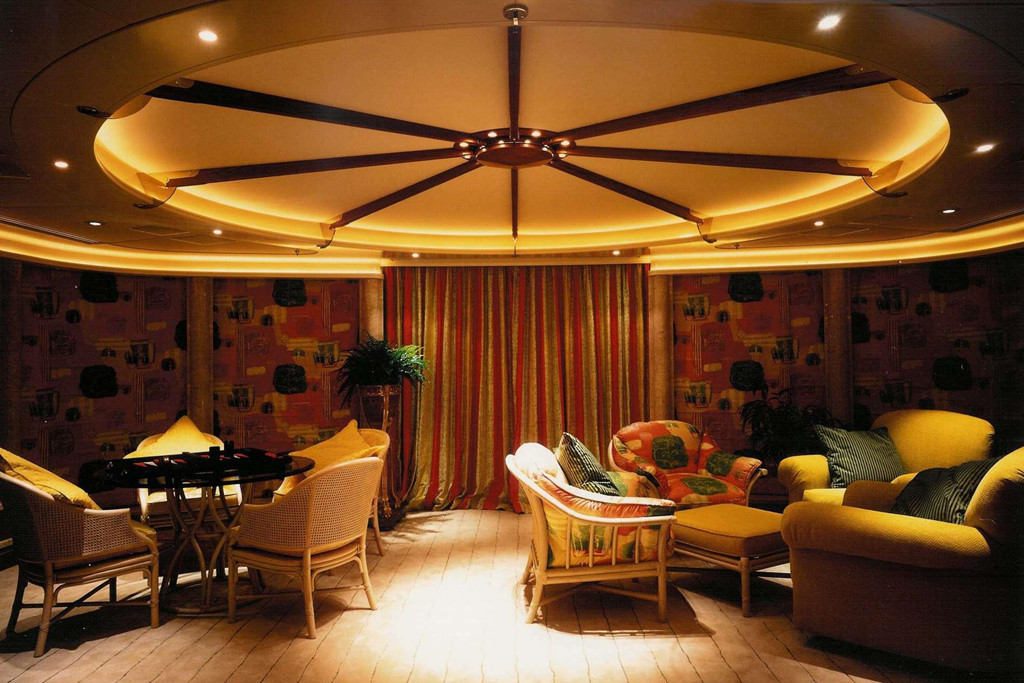 Nội thất bên trong chủ yếu được làm bằng vải và da với những tông màu ấm tạo cảm giác thân mật. Bức tường bằng vải cũng được yêu cầu thiết kế nhằm hạn chế tiếng động từ bên ngoài. Ảnh: Feadship.