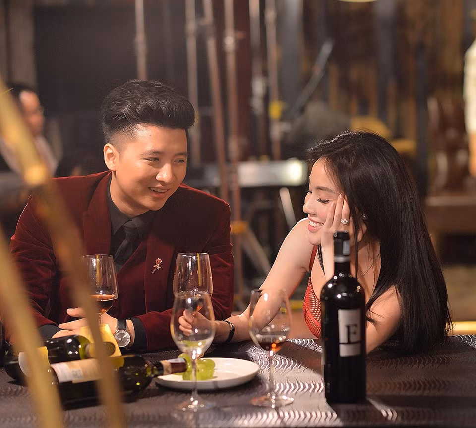 Nu giang vien xinh dep cong khai bi ban trai 