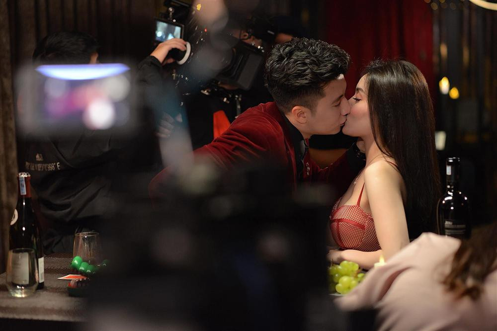 Nu giang vien xinh dep cong khai bi ban trai 