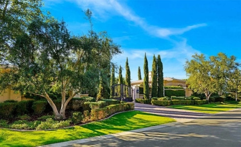 Hồi năm ngoái, Kanye từng mua tặng vợ căn hộ sang trọng 14 triệu USD ở bãi biển Miami, Florida để nghỉ dưỡng hoặc ở lại khi có công việc tại Miami. Hiện, cặp sao đang sống trong biệt thự nguy nga 60 triệu USD ở Hidden Hills, California.