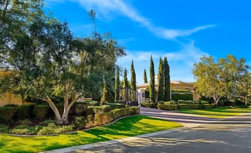 Hồi năm ngoái, Kanye từng mua tặng vợ căn hộ sang trọng 14 triệu USD ở bãi biển Miami, Florida để nghỉ dưỡng hoặc ở lại khi có công việc tại Miami. Hiện, cặp sao đang sống trong biệt thự nguy nga 60 triệu USD ở Hidden Hills, California.