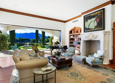 Mặc dù căn nhà khá mới và hiện đại nhưng nội thất bên trong có phần hơi cũ. Chính vì thế, cặp sao đã chi một khoản không nhỏ để thiết kế và trang trí lại căn nhà.