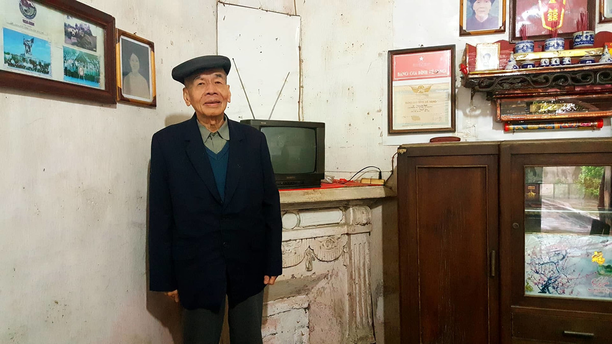 Ông Bảng giới thiệu về chiếc lò sưởi bên trong biệt thự.