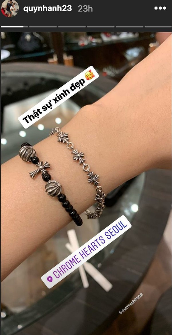 Mới đây, trên Instagram, Quỳnh Anh tiếp tục đăng tải bức ảnh chụp chiếc lắc tay của thương hiệu thời trang nổi tiếng Chrome Hearts - một thương hiệu rất được lòng các celeb như G-Dragon, Jay-Z… Được biết, chiếc vòng có giá trị hơn 1000 USD (hơn 22 triệu đồng). Cận cảnh vòng tay hơn 22 triệu mới sắm của Quỳnh Anh