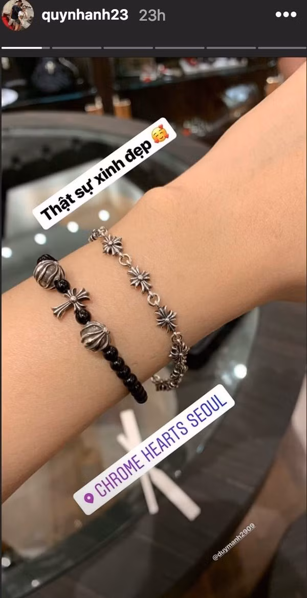Mới đây, trên Instagram, Quỳnh Anh tiếp tục đăng tải bức ảnh chụp chiếc lắc tay của thương hiệu thời trang nổi tiếng Chrome Hearts - một thương hiệu rất được lòng các celeb như G-Dragon, Jay-Z… Được biết, chiếc vòng có giá trị hơn 1000 USD (hơn 22 triệu đồng). Cận cảnh vòng tay hơn 22 triệu mới sắm của Quỳnh Anh