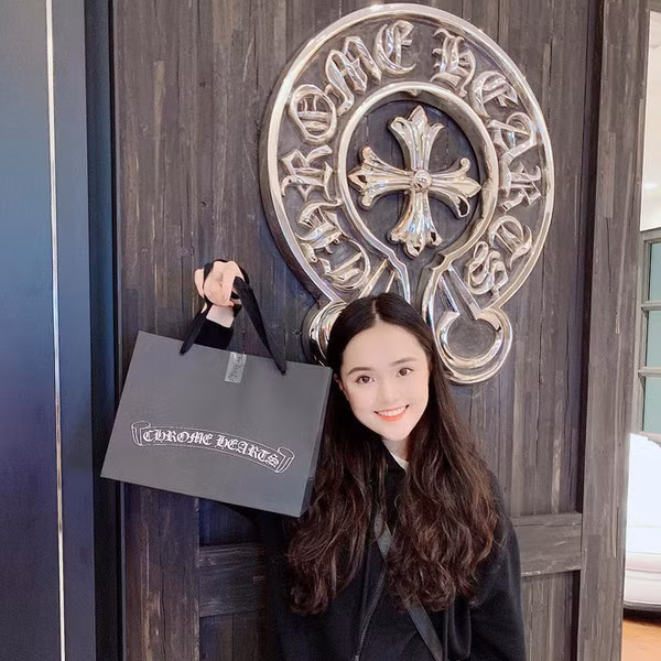 Đáng chú ý là trước đó, Quỳnh Anh cũng đã khoe khoảnh khắc băn khoăn giữa hai chiếc kính của thương hiệu Gentle Monster lên Instagram, nhờ cư dân mạng chọn hộ. Trong chuyến đi Hàn mới nhất, Quỳnh Anh cũng ”được dịp” đảo qua khá nhiều store thời trang sang chảnh của Gucci, Bape… và thỏa thích mua sắm.