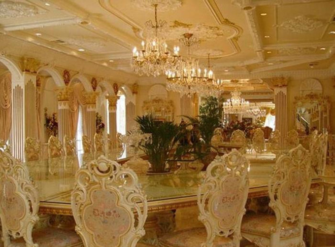 Phòng ăn trong biệt thự có thể đáp ứng nhu cầu của hàng chục vị khách. Trần nhà được cho là do các nghệ nhân người Ả Rập thực hiện.