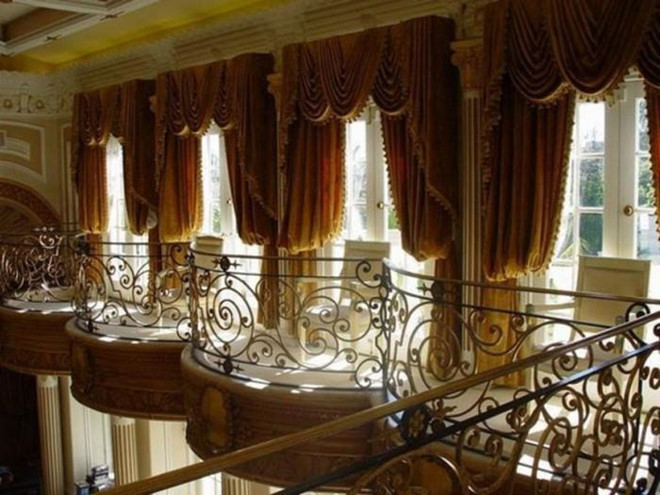 Tờ Dailystar cho biết căn biệt thự này có diện tích rộng gấp khoảng 3 lần phủ tổng thống Zimbabwe tại trung tâm thủ đô Harare.