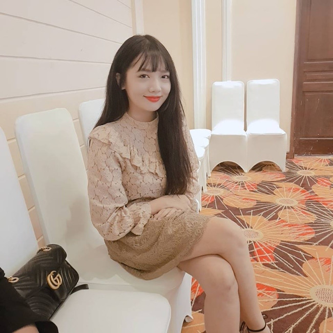 Cô em vợ của Trấn Thành theo đuổi phong cách dễ thương, trẻ trung và hiện đại. Trong chương trình "Siêu bất ngờ", em gái Hari chia sẻ, cô chỉ biết chút xíu tiếng Việt do mới nói được 3 năm nay đồng thời khẳng định chị gái nói tiếng Việt giỏi hơn mình.