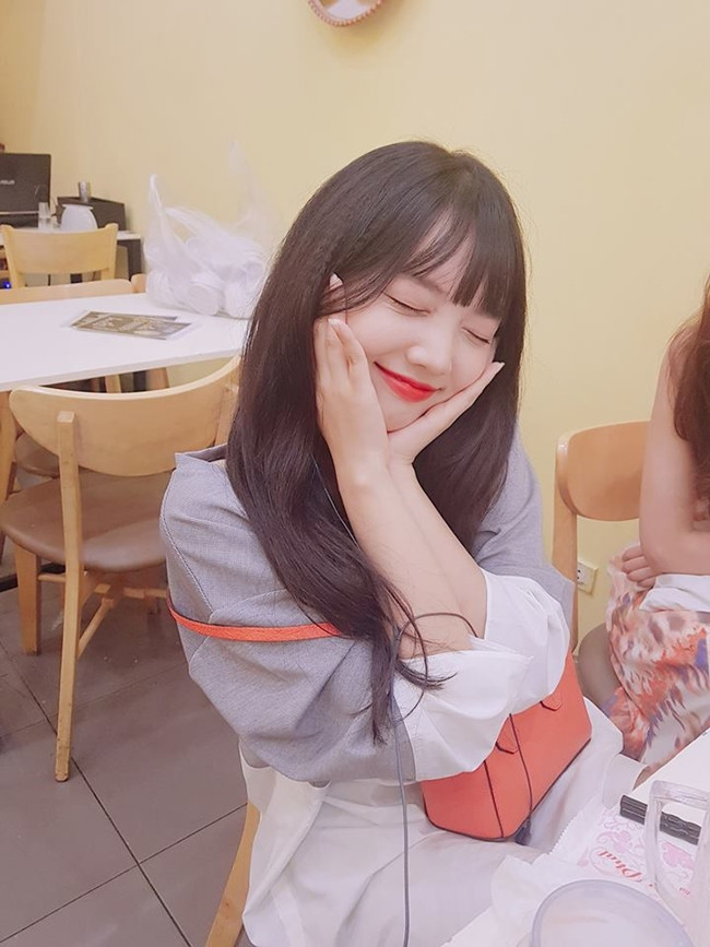 Đặc biệt, Rudya còn gây chú ý với chiều cao ấn tượng, đôi chân dài nuột nà không kém các người mẫu.